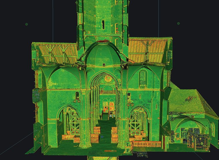 L'intérieur d'une église coloré par le niveau de bruit&nbsp;:
                    vert sur la maçonnerie lisse, orange et rouge sur la
                    charpente, les grilles et les bancs.
