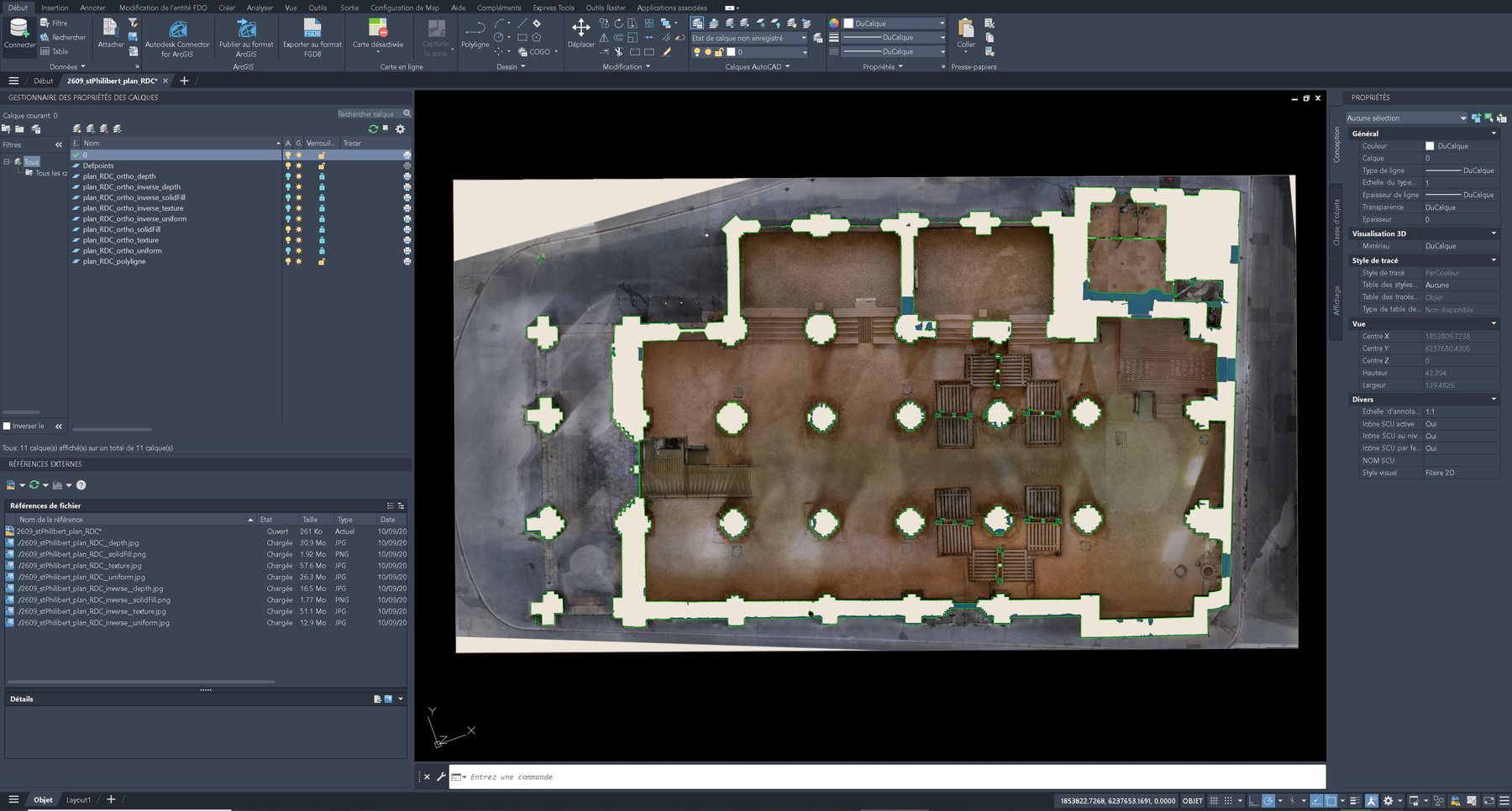Le DWG livré ouvert dans AutoCAD&nbsp;: le plan du
                    rez-de-chaussée, ses onze calques et ses neuf images liées
                    dans les panneaux de gauche.