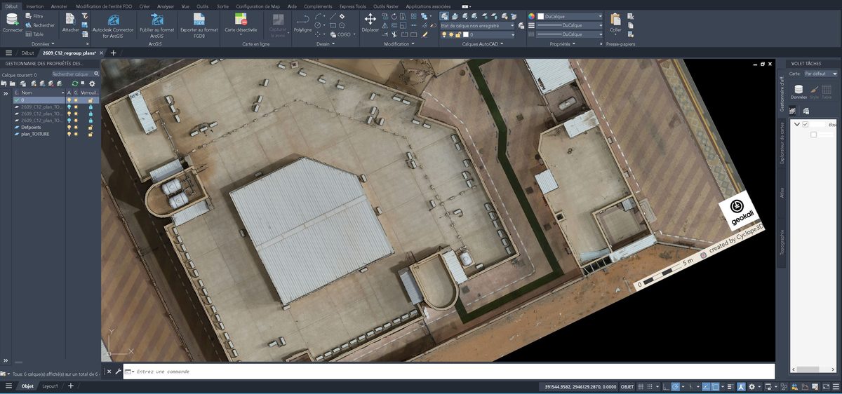 Le regroupement des plans ouvert dans AutoCAD&nbsp;: l'ortho-image
                       de la toiture du lycée, calée, et ses calques dans le
                       gestionnaire.