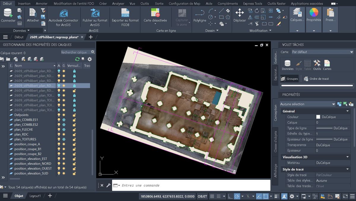 Le regroupement des plans de l'église ouvert dans AutoCAD&nbsp;:
                      dans le gestionnaire, les calques de chaque plan et ceux de
                      position des coupes et des élévations&nbsp;; au centre, le plan
                      du rez-de-chaussée, son trait de coupe en vert et les positions
                      des vues tracées par-dessus.