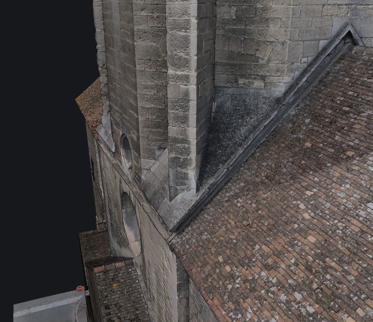 Le même pan de façade une fois le sens repris&nbsp;: la
                      texture du relevé revient, plus aucune zone bleue.