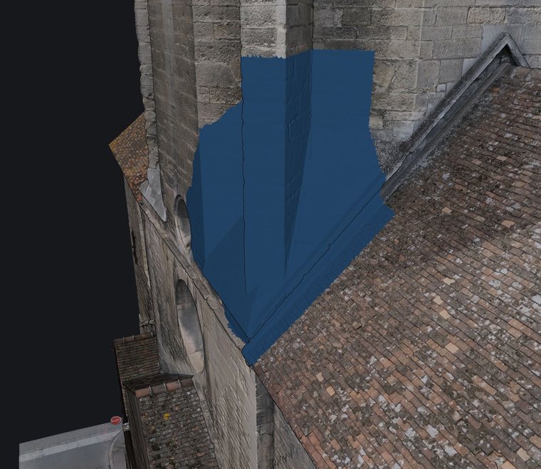 Un pan de façade dont les faces regardent l'intérieur
                        du bâtiment&nbsp;: il s'affiche en bleu uni au lieu de
                        sa texture.