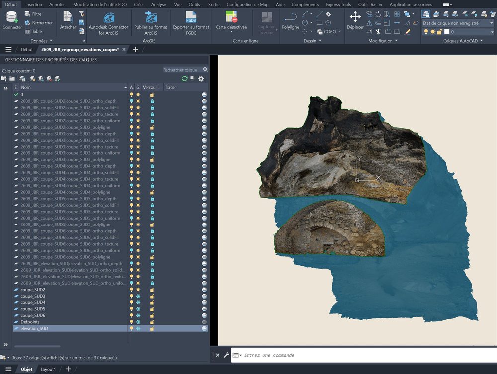 Le regroupement des élévations et coupes ouvert dans AutoCAD&nbsp;:
                              la coupe SUD2 allumée, posée au même endroit que les autres coupes
                              de la déclinaison, et leurs calques dans le gestionnaire.