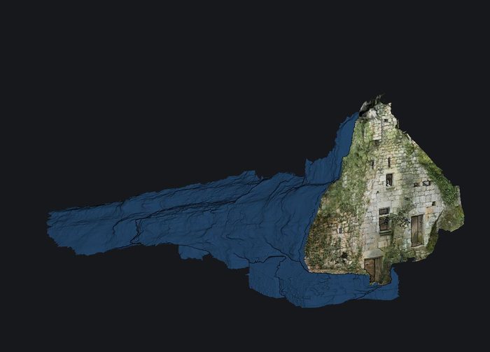 Le maillage de JBR dans Cyclope3D&nbsp;: la façade de la maison
                       et le rocher de l'abri, tranchés en bleu par le plan de coupe.