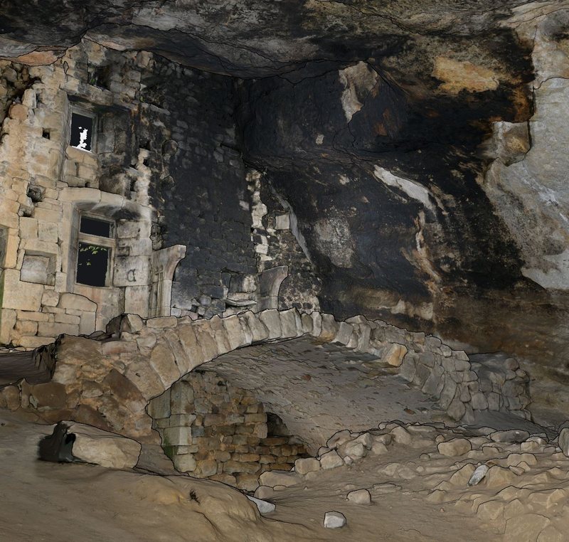 L'intérieur de l'abri en texture&nbsp;: le pont de pierre et les
                       murs adossés à la roche.