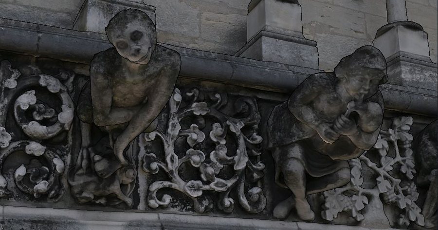 Les gargouilles de la façade ouest vues de près dans la texture du
                       maillage&nbsp;: les figures sculptées et les rinceaux de la frise
                       restent lisibles.