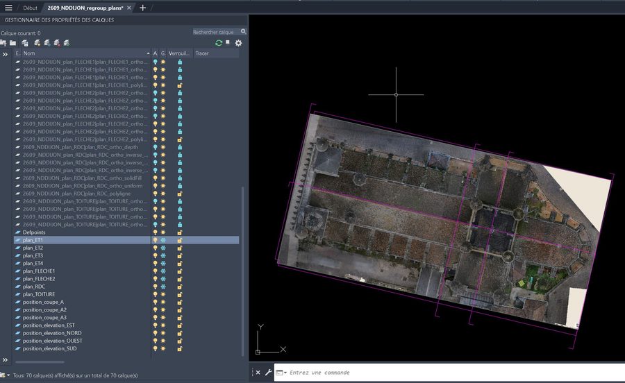 Le regroupement des plans ouvert dans AutoCAD&nbsp;: la toiture calée,
                       les traits de position des coupes et des élévations en magenta,
                       et les calques de chaque vue dans le gestionnaire.