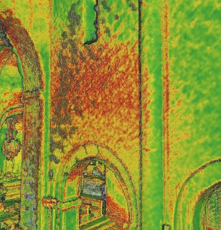 Un mur d'église coloré par le niveau de bruit du nuage de points&nbsp;: vert sur la maçonnerie lisse, orange et rouge là où les points s'écartent de la surface.