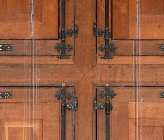 Un détail d'une capture d'écran en très haute définition&nbsp;: les panneaux et les ferrures d'une porte en bois.
