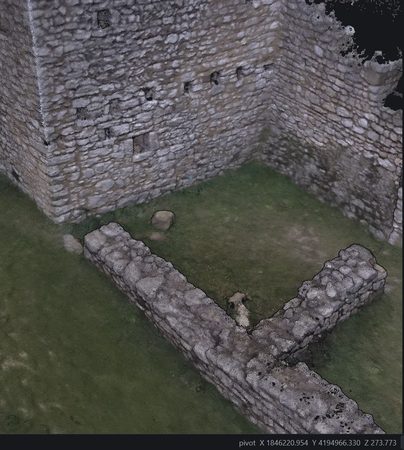 Des ruines en nuage de points dans Cyclope3D, les pierres nettes point par point&nbsp;; en bas, le pivot en coordonnées du monde, X 1&nbsp;846&nbsp;220 et Y 4&nbsp;194&nbsp;966.