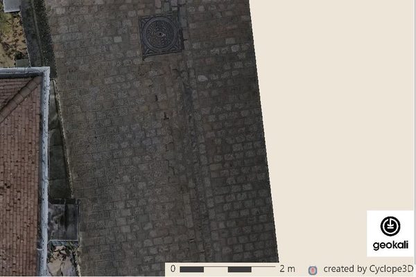 Le coin d'une ortho-image livrée&nbsp;: le logo du client (Geokali), la réglette de 2&nbsp;m et la mention «&nbsp;created by Cyclope3D&nbsp;».