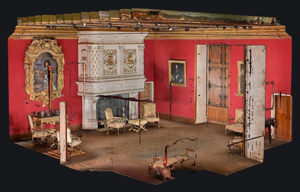 Une salle d'apparat en maillage texturé, vue du dehors&nbsp;: les murs tournés vers la vue sont masqués, et l'on voit la cheminée, les tableaux et les meubles.