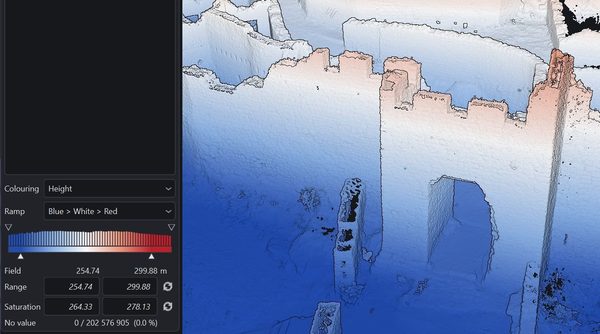 Le réglage de la rampe de couleurs dans Cyclope3D&nbsp;: des remparts colorés par l'altitude, du bleu au rouge, avec l'histogramme, les bornes 254,74 et 299,88&nbsp;m et la saturation entre 264,33 et 278,13&nbsp;m.