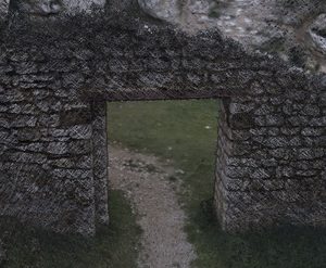 Un mur de pierre et sa porte, sans comblement&nbsp;: les points restent séparés.